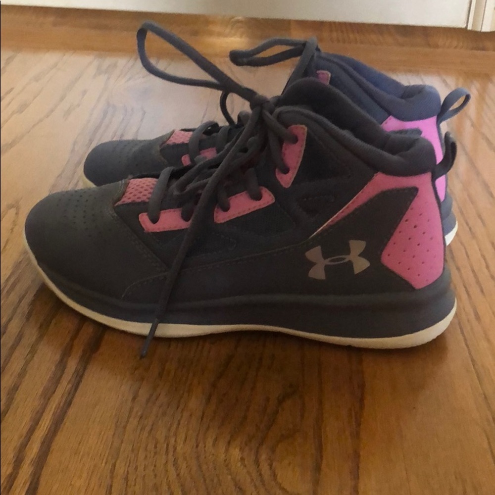 Girl’s Underarmour basketball shoe size 2